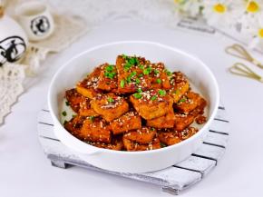 取出装盘撒上葱花。