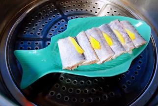 处理好的带鱼摆入盘中上下两面摆上姜片放入蒸锅中大火蒸十分钟