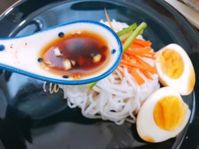 淋上酱鸡蛋的料汁儿即可