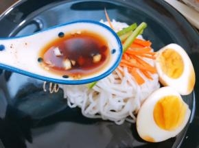 淋上酱鸡蛋的料汁儿即可
