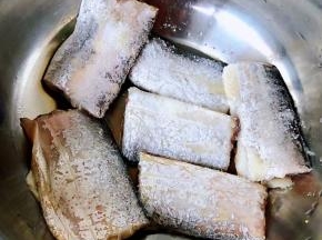 沥干水份的带鱼撒上盐轻轻翻拌均匀