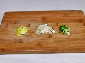 葱姜蒜去皮切好。