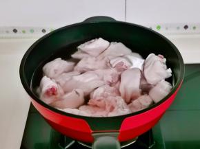 猪蹄洗净冷水下锅，大火烧开，撇出血沫煮4分钟。
