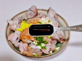 加入2勺酱油，抓拌均匀。