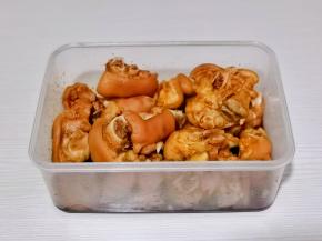 放入食品盒中，冷藏腌制一夜。