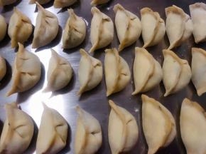 饺子依次包好看着好可爱