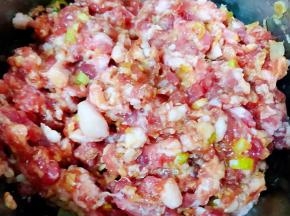 新鲜的猪肉剁成肉馅放入葱姜末一品鲜酱油、蚝油搅拌均匀煨制二十分钟入味