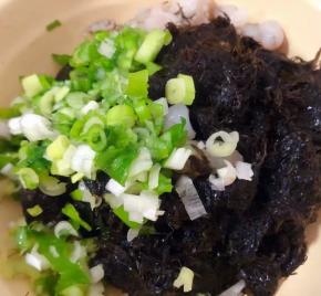 这次买的海麻线非常好没有沙子在清水中清洗两遍即可沥干水份放入容器中再放入葱花