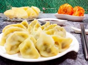 在煮饺子的时候放一点点盐会使饺子煮的特别完整寓意完美噢