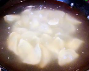 锅中烧开水放一点点盐再下入饺子大火煮起来