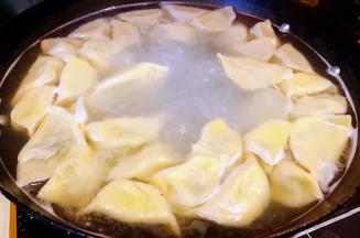 饺子煮至两开即可出锅享用