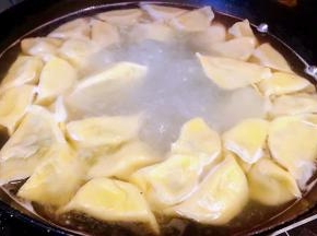 饺子煮至两开即可出锅享用