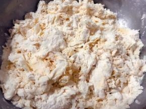 倒入适量清水搅拌成絮状