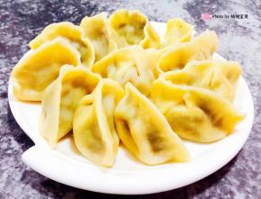 煮好的饺子摆入盘中就大功告成了