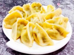煮好的饺子摆入盘中就大功告成了