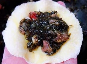 自己擀好的饺子皮中间放上适量的馅料对折包紧