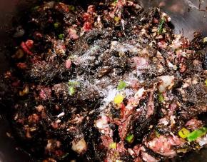 煨制入味的猪肉馅放入海麻线中再放入油、盐、味精搅拌均匀入味即可