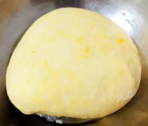 揉成面团醒至二十分钟成光滑面团