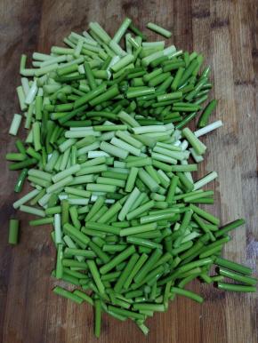 蒜苔去掉根部，再把蒜苔帽摘下来（留着炒鸡蛋吃！），把蒜苔清洗干净，切成3厘米的长段！
