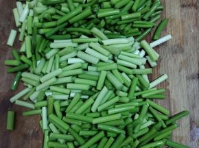 蒜苔去掉根部，再把蒜苔帽摘下来（留着炒鸡蛋吃！），把蒜苔清洗干净，切成3厘米的长段！