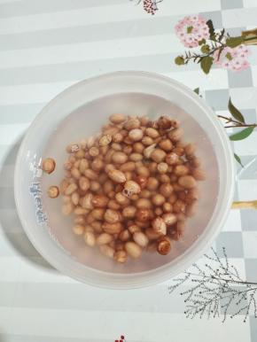 花生加入清水，清洗干净后，加入适量的水，浸泡半个小时！