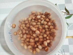 花生加入清水，清洗干净后，加入适量的水，浸泡半个小时！