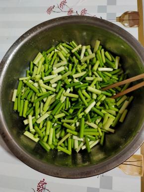 放一边，腌一腌！进一步去除蒜苔的辛辣味！