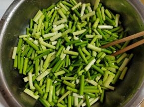 放一边，腌一腌！进一步去除蒜苔的辛辣味！