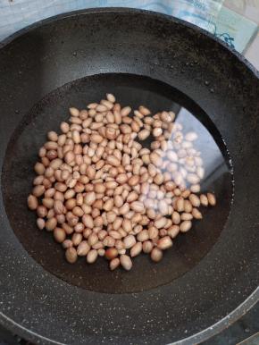 水开，放入泡好的花生，开大火煮2分钟左右即可！不要煮的时间太长！