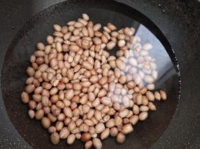 水开，放入泡好的花生，开大火煮2分钟左右即可！不要煮的时间太长！