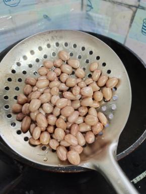 用漏勺捞出控干水分！