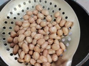 用漏勺捞出控干水分！