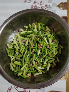 用筷子，给它搅拌均匀，然后腌制一晚上，会更好吃哦！