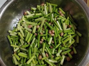 用筷子，给它搅拌均匀，然后腌制一晚上，会更好吃哦！