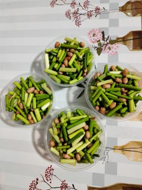 装进干净，无油无水的容器中！也可以装在保鲜盒里！像这样给它分开装起来，一盒正好是一顿的量！（这样做的好吃是。不会污染蒜苔，每次吃，都是干净的！）