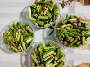 装进干净，无油无水的容器中！也可以装在保鲜盒里！像这样给它分开装起来，一盒正好是一顿的量！（这样做的好吃是。不会污染蒜苔，每次吃，都是干净的！）