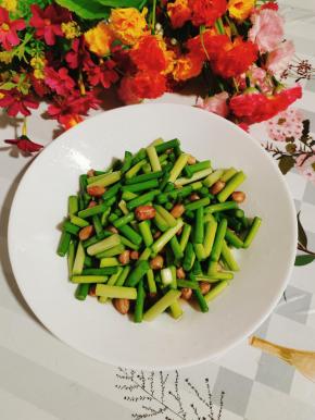 吃的时候，直接淋一点香油，给它搅拌均匀，就可以食用了！做好的蒜苔，用来配白粥，米饭，面条，下酒都特别棒！清脆爽口！而且加入了花生米，让这道菜吃起来，更加的香甜！而且还增加了营养！