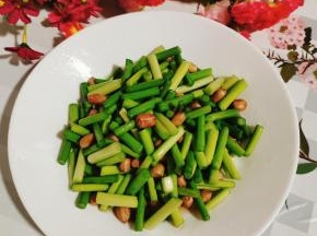 吃的时候，直接淋一点香油，给它搅拌均匀，就可以食用了！做好的蒜苔，用来配白粥，米饭，面条，下酒都特别棒！清脆爽口！而且加入了花生米，让这道菜吃起来，更加的香甜！而且还增加了营养！