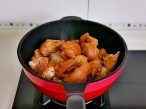 起油锅，加入腌制好的猪蹄，再加入1勺酱油，蚝油翻炒。