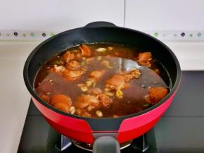 再加入纯净水和腌猪蹄的酱汁。