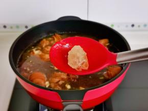 加入十三香，冰糖，吃不出甜味，起到上色作用。