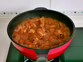 大火烧开转小火慢炖40分钟，时间可以自己掌握，炖到适合自己的口感即可。