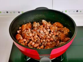 加入花生，撒上芝麻翻炒均匀，按个人加盐。