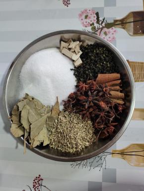 准备好所需的食材：

盐200克，八角8克，花椒20克，香叶5克，白芷5克，桂皮10克，小茴香籽12克！