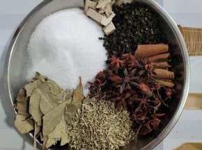 准备好所需的食材：

盐200克，八角8克，花椒20克，香叶5克，白芷5克，桂皮10克，小茴香籽12克！