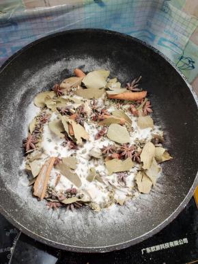 锅烧热，倒入所有的食材，中火慢慢的炒香！（炒制过程中，要用铲子不停的翻动，以免受热不均匀！）