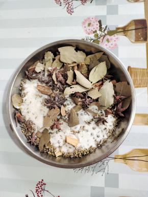 炒好后，盛出，放凉备用！