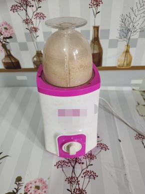 放入料理机中研磨成粉！（没有料理机的也可以用擀面杖慢慢的擀成粉。这个有点费时间，费力气哈！）