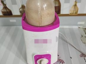 放入料理机中研磨成粉！（没有料理机的也可以用擀面杖慢慢的擀成粉。这个有点费时间，费力气哈！）