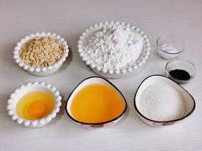 准备食材并称重。